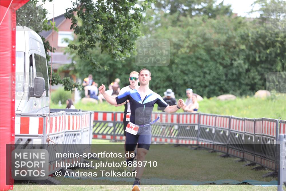 21.06.2026 - 29. Vierlanden-Triathlon Andreas Tolksdorf http://msf.ph/oto/9889710 21.06.2026 12:46:26 Ziel 12, 57, 12, 57 meine-sportfotos.de