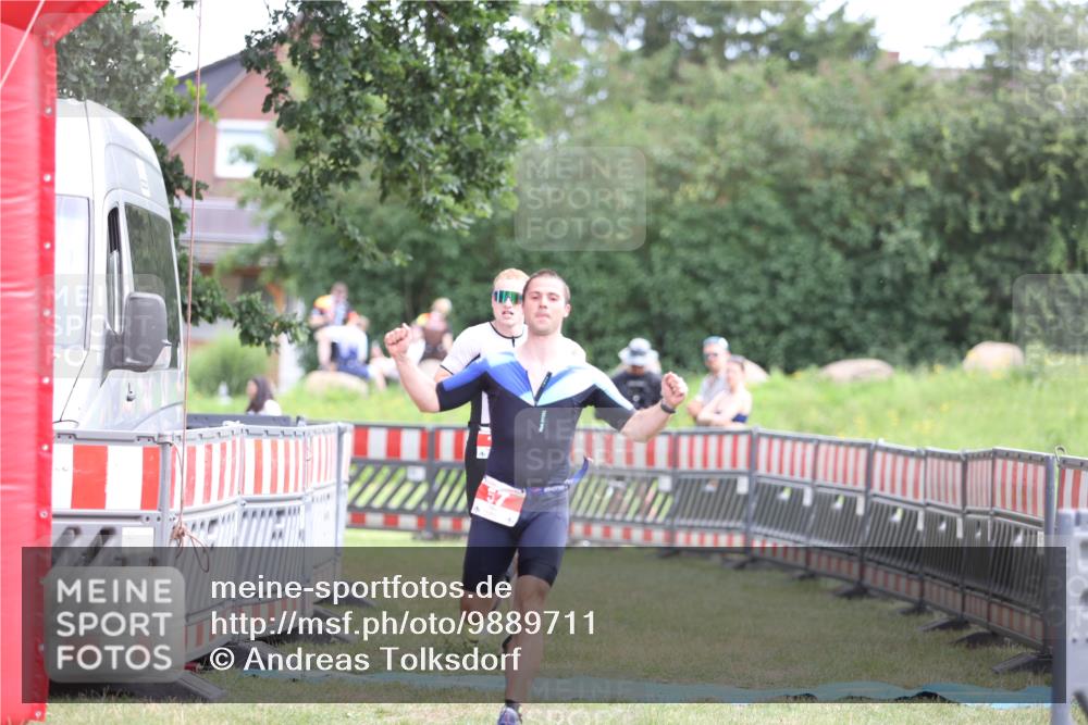 21.06.2026 - 29. Vierlanden-Triathlon Andreas Tolksdorf http://msf.ph/oto/9889711 21.06.2026 12:46:26 Ziel 12, 57, 12, 57 meine-sportfotos.de