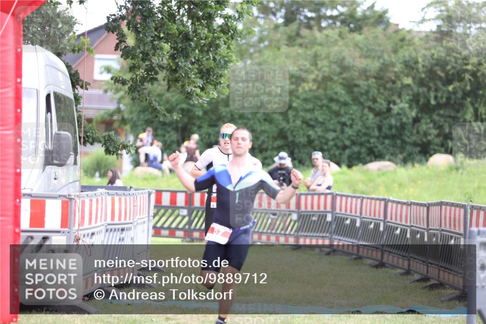 21.06.2026 - 29. Vierlanden-Triathlon Andreas Tolksdorf http://msf.ph/oto/9889712 21.06.2026 12:46:26 Ziel 12, 57, 12, 57 meine-sportfotos.de