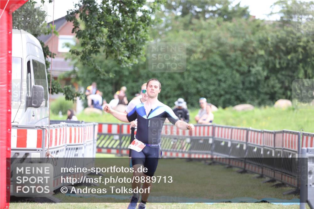 21.06.2026 - 29. Vierlanden-Triathlon Andreas Tolksdorf http://msf.ph/oto/9889713 21.06.2026 12:46:26 Ziel 12, 57, 12, 57 meine-sportfotos.de