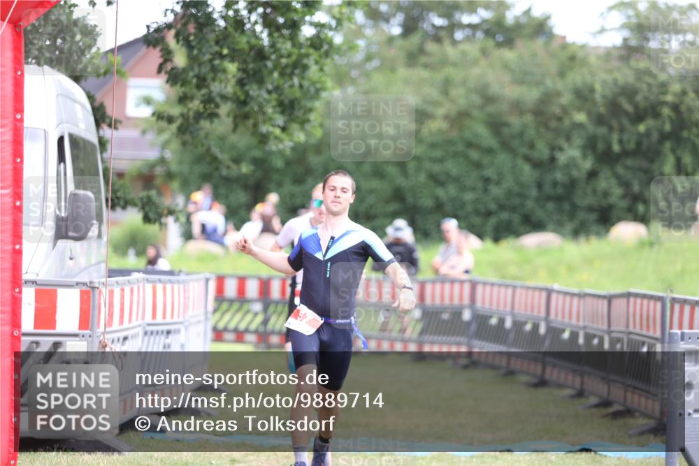 21.06.2026 - 29. Vierlanden-Triathlon Andreas Tolksdorf http://msf.ph/oto/9889714 21.06.2026 12:46:26 Ziel 12, 57, 12, 57 meine-sportfotos.de