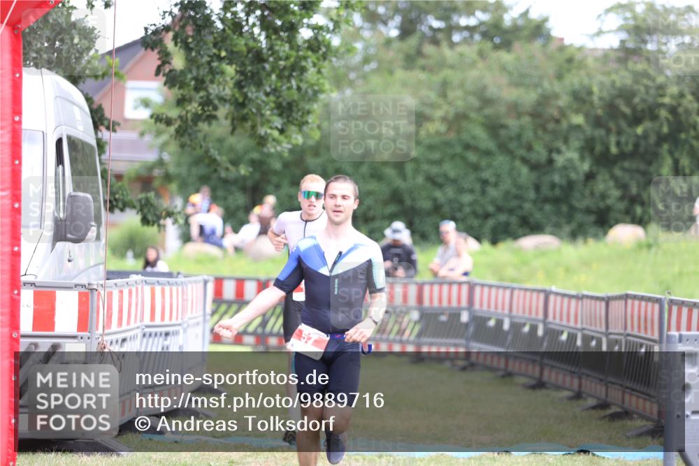21.06.2026 - 29. Vierlanden-Triathlon Andreas Tolksdorf http://msf.ph/oto/9889716 21.06.2026 12:46:26 Ziel 12, 57, 12, 57 meine-sportfotos.de