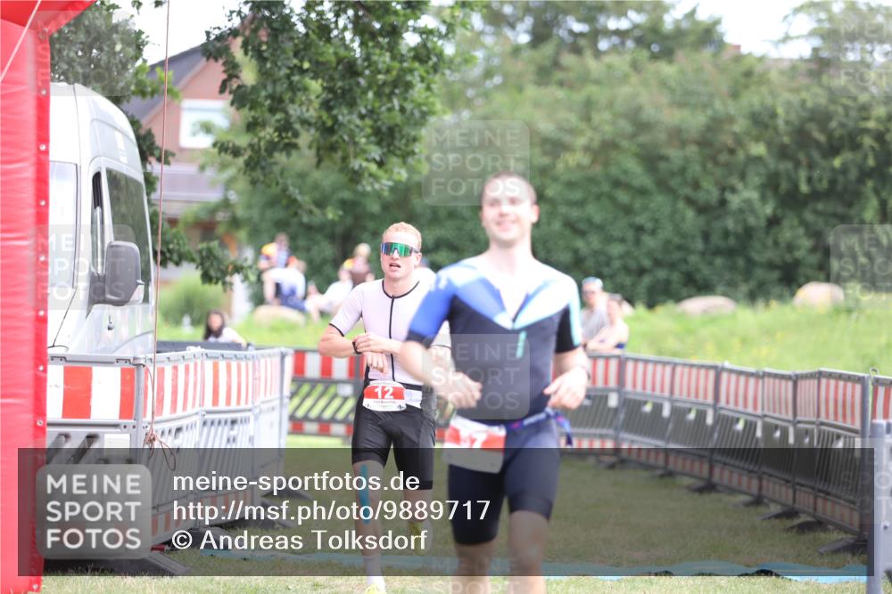 21.06.2026 - 29. Vierlanden-Triathlon Andreas Tolksdorf http://msf.ph/oto/9889717 21.06.2026 12:46:27 Ziel 12, 57, 12, 57 meine-sportfotos.de