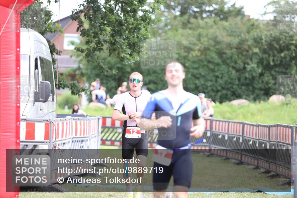 21.06.2026 - 29. Vierlanden-Triathlon Andreas Tolksdorf http://msf.ph/oto/9889719 21.06.2026 12:46:27 Ziel 12, 57, 12, 57 meine-sportfotos.de
