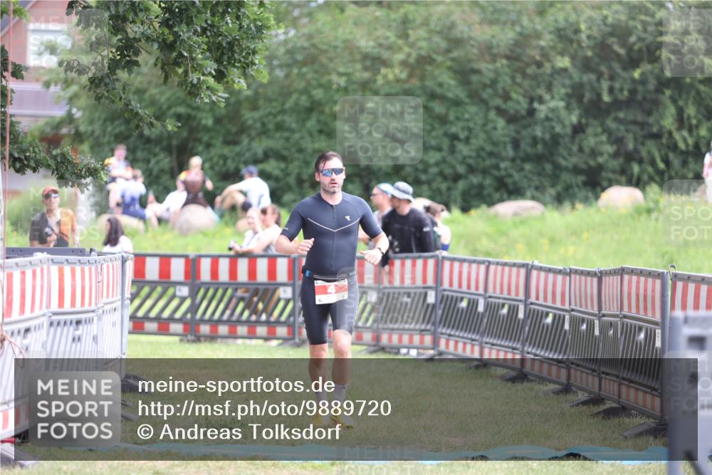 21.06.2026 - 29. Vierlanden-Triathlon Andreas Tolksdorf http://msf.ph/oto/9889720 21.06.2026 12:47:06 Ziel 4, 704, 4, 704 meine-sportfotos.de