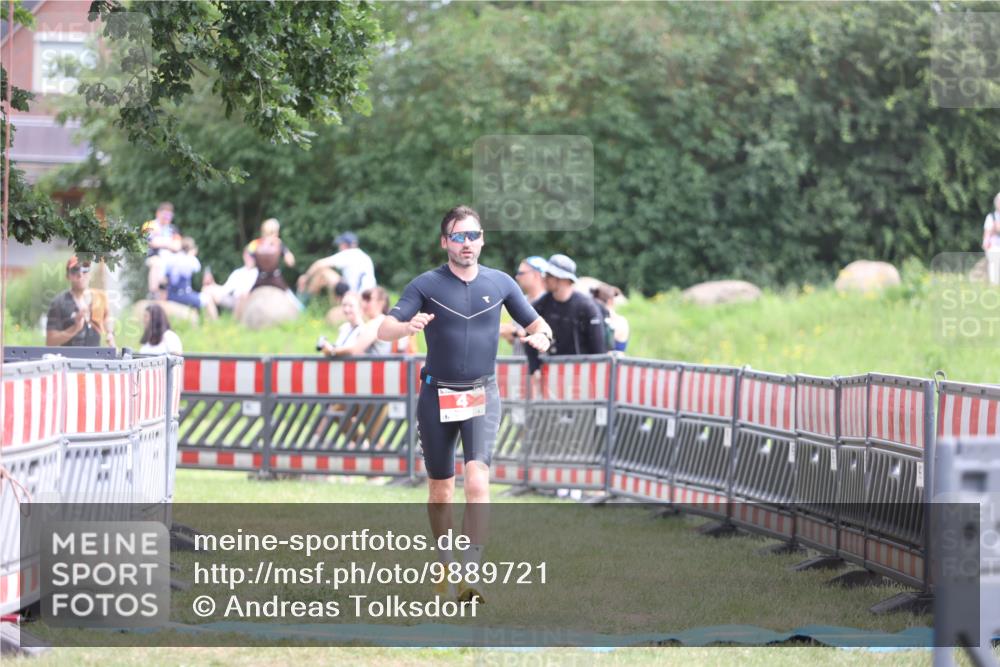 21.06.2026 - 29. Vierlanden-Triathlon Andreas Tolksdorf http://msf.ph/oto/9889721 21.06.2026 12:47:06 Ziel 4, 704, 4, 704 meine-sportfotos.de