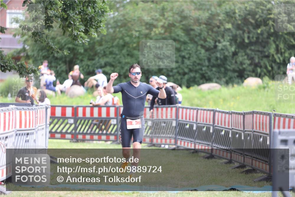21.06.2026 - 29. Vierlanden-Triathlon Andreas Tolksdorf http://msf.ph/oto/9889724 21.06.2026 12:47:06 Ziel 4, 704, 4, 704 meine-sportfotos.de