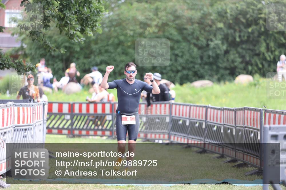 21.06.2026 - 29. Vierlanden-Triathlon Andreas Tolksdorf http://msf.ph/oto/9889725 21.06.2026 12:47:06 Ziel 4, 704, 4, 704 meine-sportfotos.de