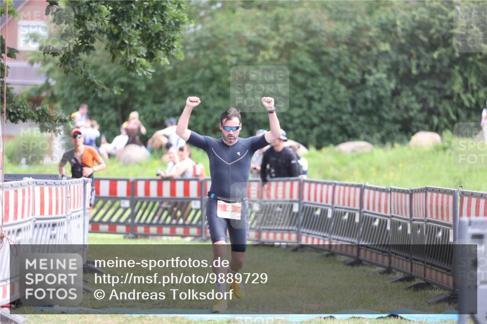 21.06.2026 - 29. Vierlanden-Triathlon Andreas Tolksdorf http://msf.ph/oto/9889729 21.06.2026 12:47:06 Ziel 4, 704, 4, 704 meine-sportfotos.de