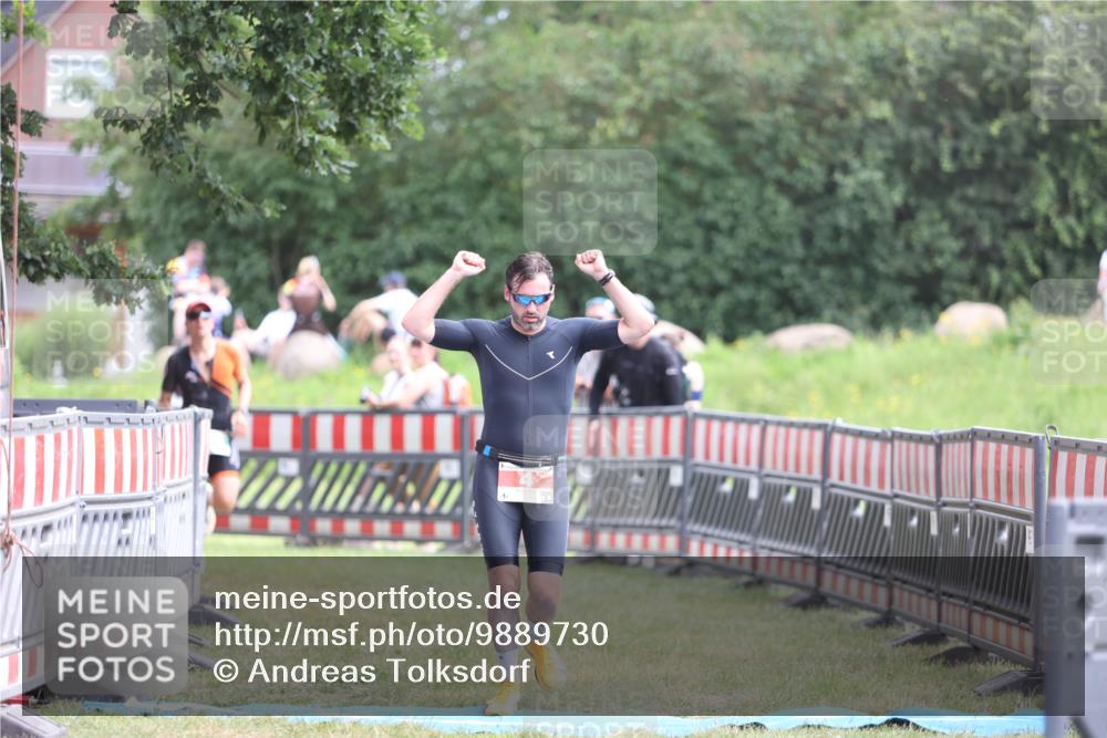 21.06.2026 - 29. Vierlanden-Triathlon Andreas Tolksdorf http://msf.ph/oto/9889730 21.06.2026 12:47:06 Ziel 4, 704, 4, 704 meine-sportfotos.de