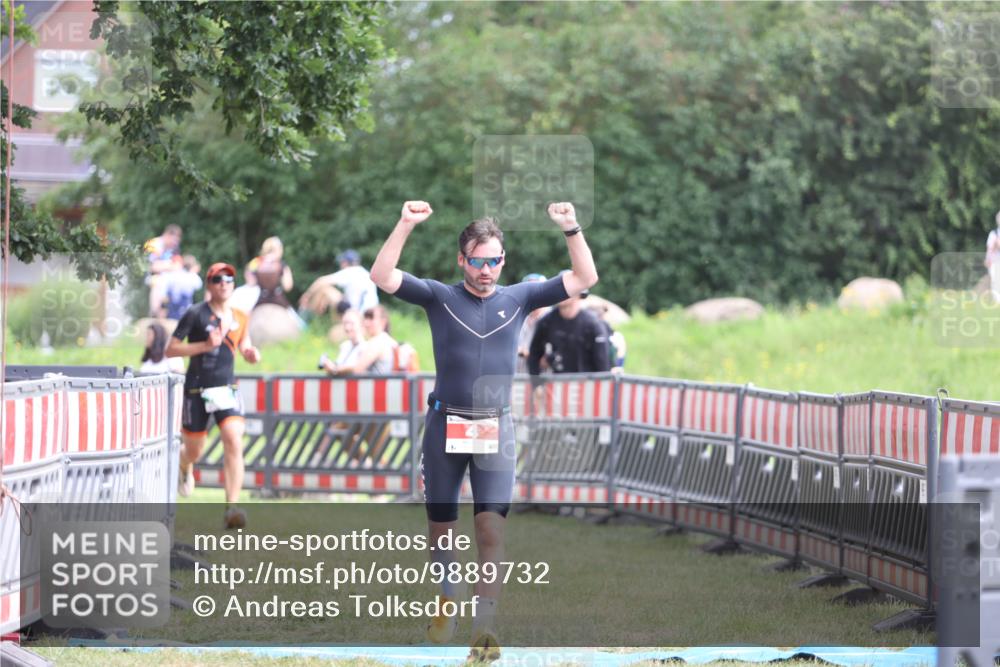 21.06.2026 - 29. Vierlanden-Triathlon Andreas Tolksdorf http://msf.ph/oto/9889732 21.06.2026 12:47:06 Ziel 4, 704, 4, 704 meine-sportfotos.de