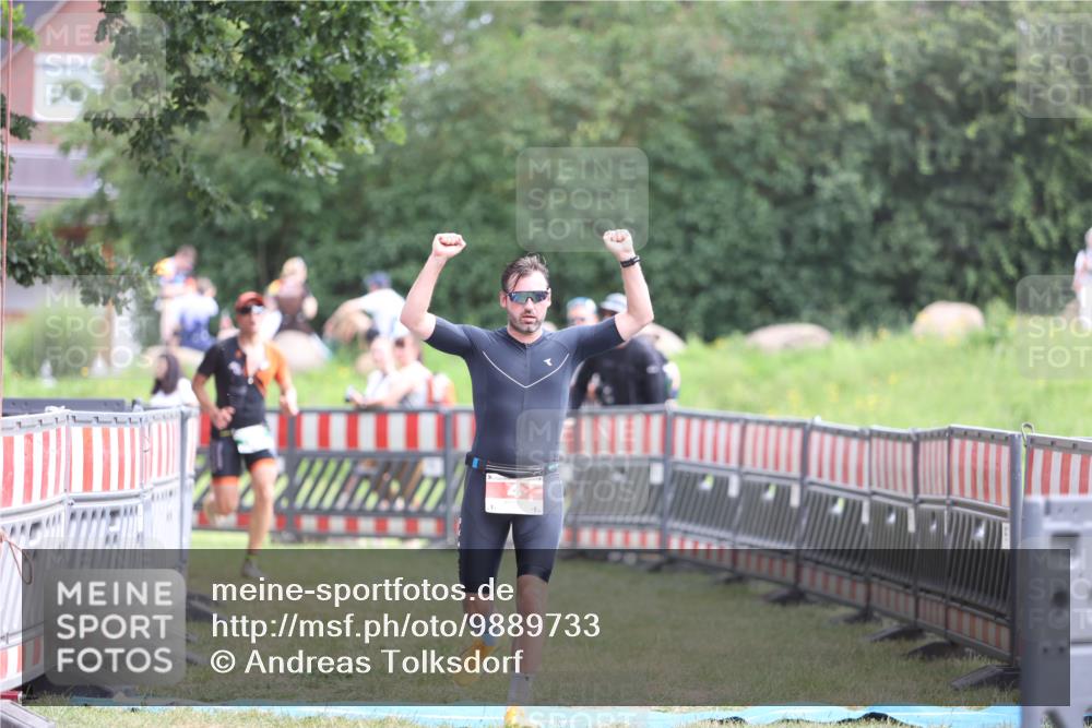 21.06.2026 - 29. Vierlanden-Triathlon Andreas Tolksdorf http://msf.ph/oto/9889733 21.06.2026 12:47:06 Ziel 4, 704, 4, 704 meine-sportfotos.de