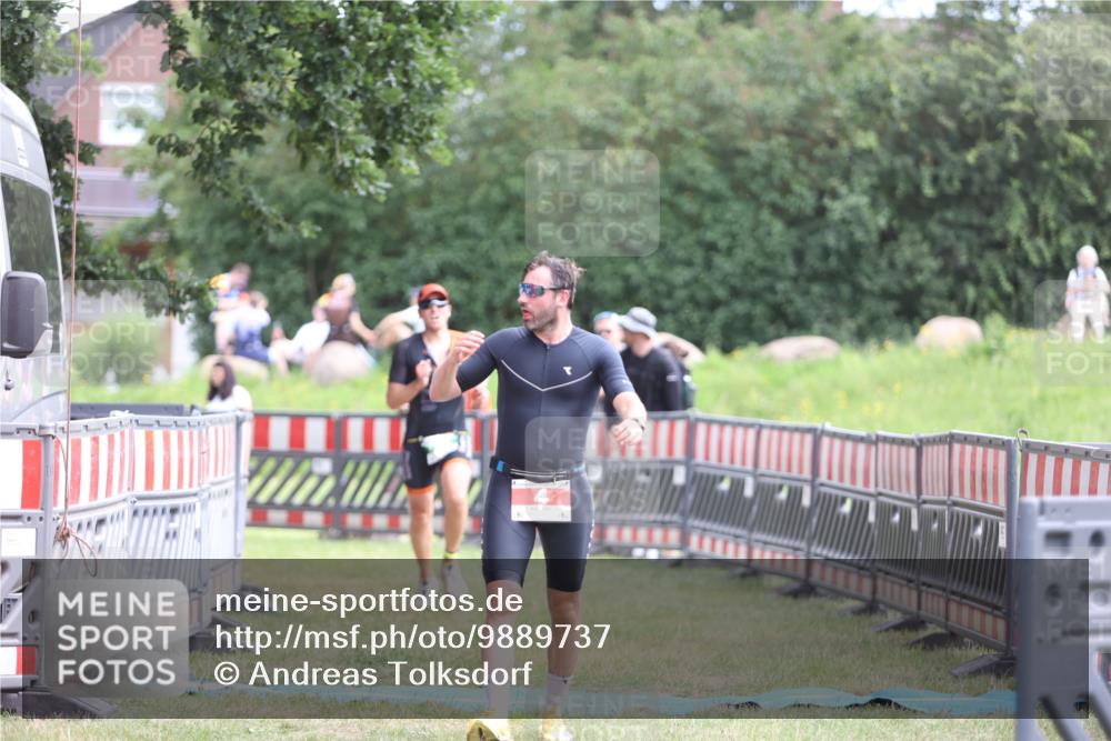 21.06.2026 - 29. Vierlanden-Triathlon Andreas Tolksdorf http://msf.ph/oto/9889737 21.06.2026 12:47:08 Ziel 4, 704, 4, 704 meine-sportfotos.de