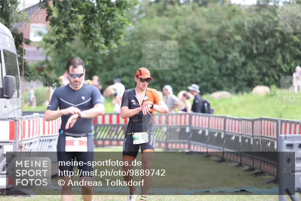 21.06.2026 - 29. Vierlanden-Triathlon Andreas Tolksdorf http://msf.ph/oto/9889742 21.06.2026 12:47:11 Ziel 4, 704, 4, 704 meine-sportfotos.de