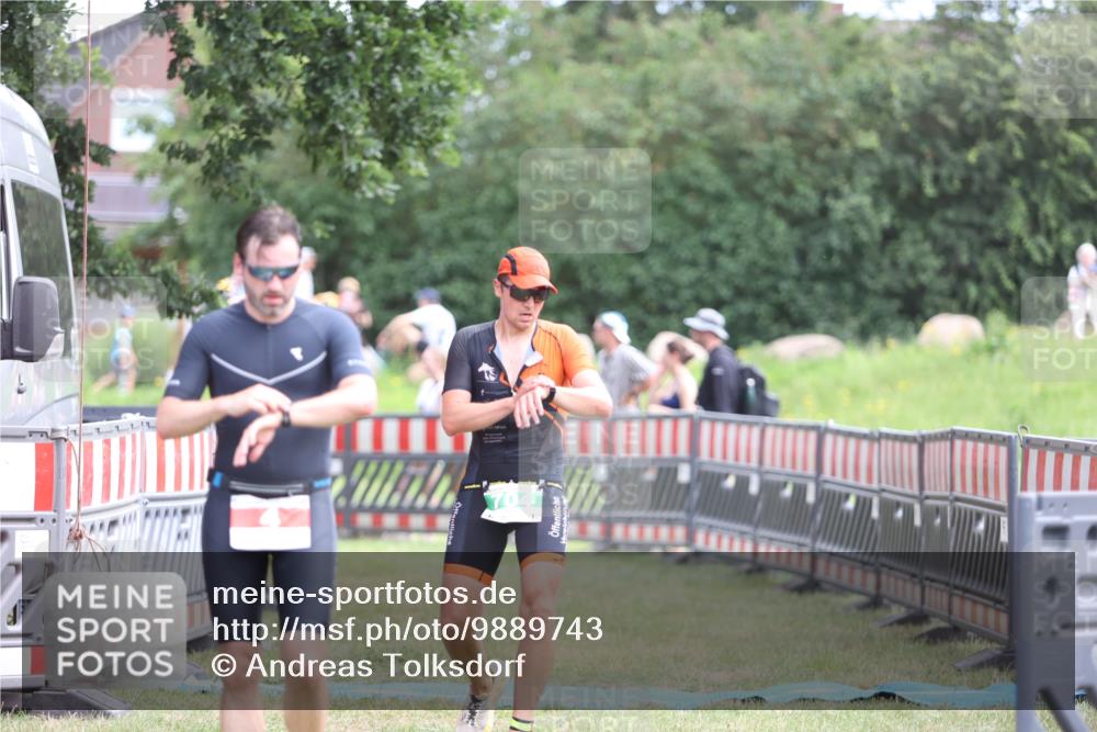 21.06.2026 - 29. Vierlanden-Triathlon Andreas Tolksdorf http://msf.ph/oto/9889743 21.06.2026 12:47:11 Ziel 4, 704, 4, 704 meine-sportfotos.de