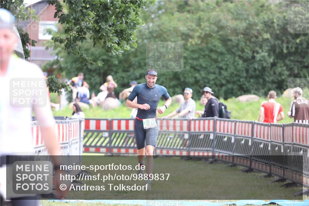 21.06.2026 - 29. Vierlanden-Triathlon Andreas Tolksdorf http://msf.ph/oto/9889837 21.06.2026 12:49:04 Ziel 663, 663 meine-sportfotos.de