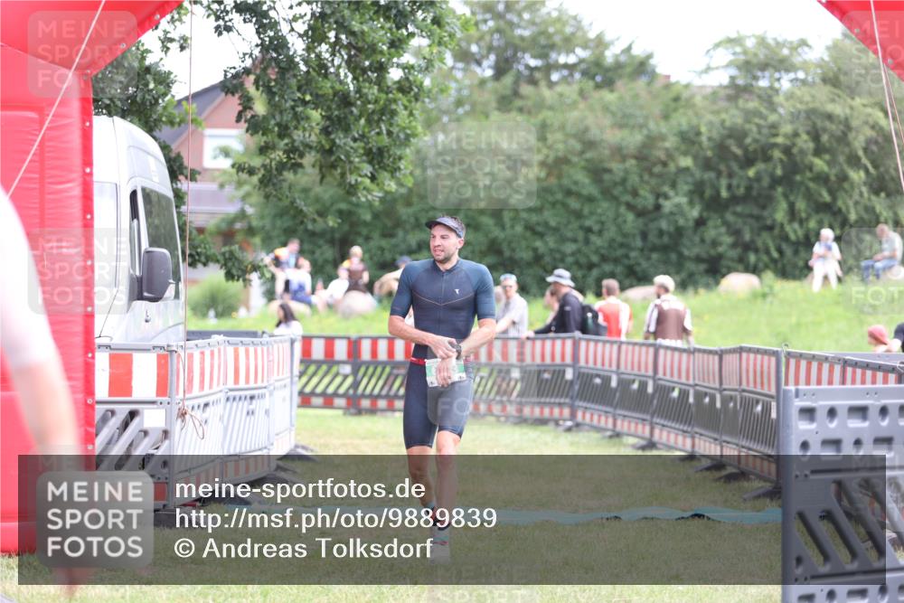 21.06.2026 - 29. Vierlanden-Triathlon Andreas Tolksdorf http://msf.ph/oto/9889839 21.06.2026 12:49:06 Ziel 175, 663, 920, 175, 663, 920 meine-sportfotos.de