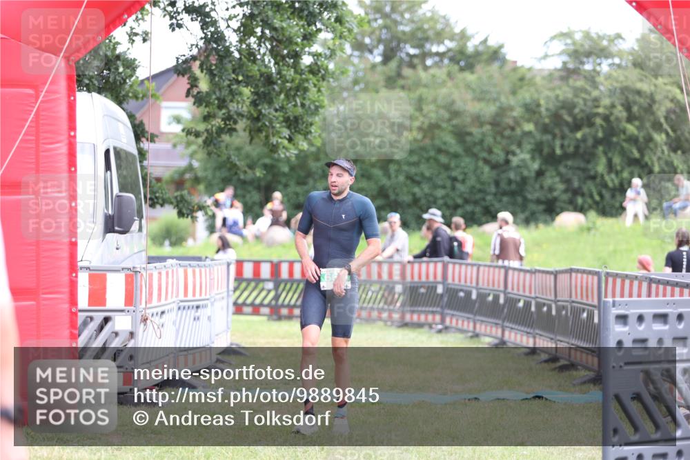 21.06.2026 - 29. Vierlanden-Triathlon Andreas Tolksdorf http://msf.ph/oto/9889845 21.06.2026 12:49:07 Ziel 175, 663, 920, 175, 663, 920 meine-sportfotos.de