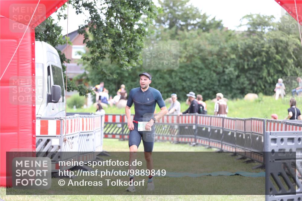 21.06.2026 - 29. Vierlanden-Triathlon Andreas Tolksdorf http://msf.ph/oto/9889849 21.06.2026 12:49:07 Ziel 175, 663, 920, 175, 663, 920 meine-sportfotos.de