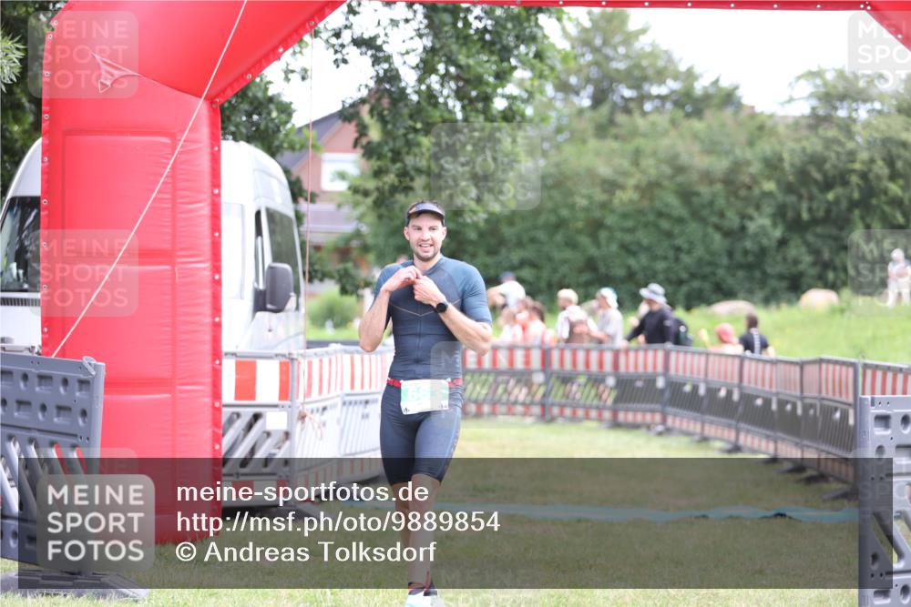 21.06.2026 - 29. Vierlanden-Triathlon Andreas Tolksdorf http://msf.ph/oto/9889854 21.06.2026 12:49:10 Ziel 175, 663, 920, 175, 663, 920 meine-sportfotos.de