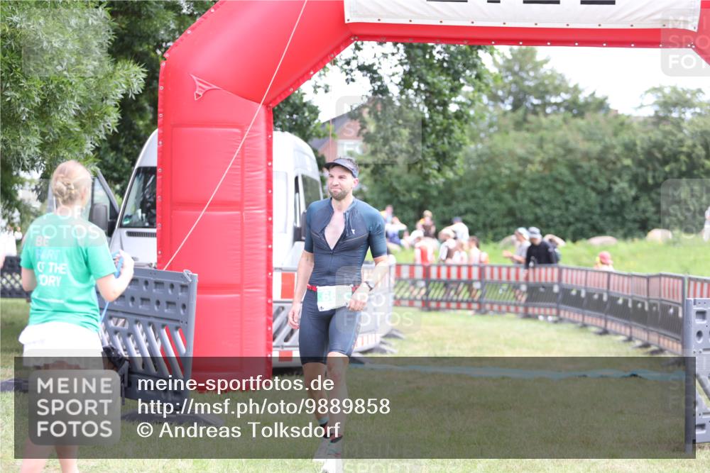 21.06.2026 - 29. Vierlanden-Triathlon Andreas Tolksdorf http://msf.ph/oto/9889858 21.06.2026 12:49:11 Ziel 175, 663, 920, 175, 663, 920 meine-sportfotos.de
