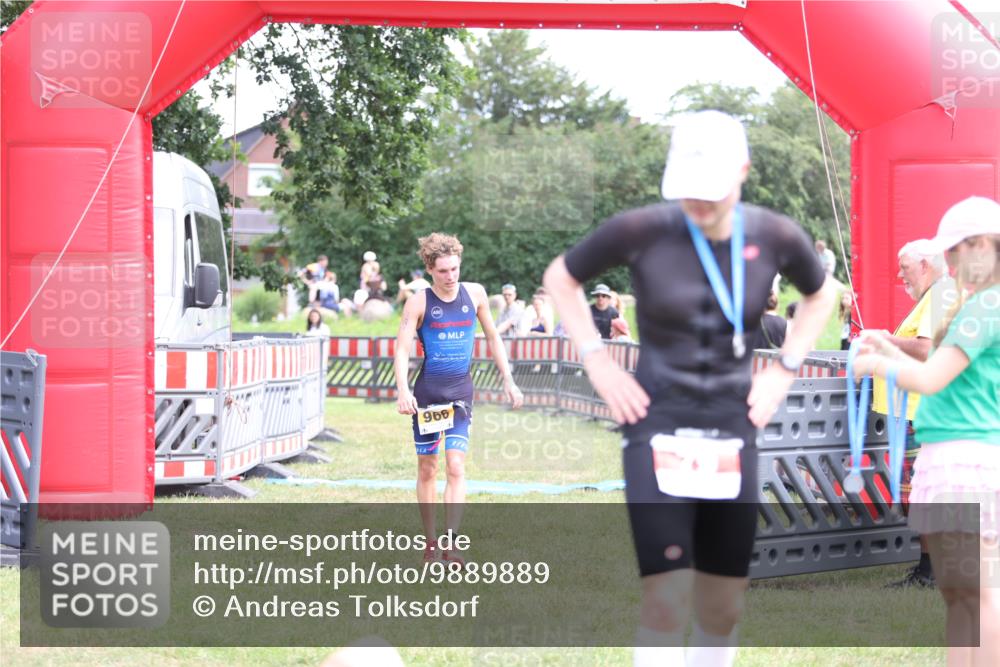 21.06.2026 - 29. Vierlanden-Triathlon Andreas Tolksdorf http://msf.ph/oto/9889889 21.06.2026 12:49:35 Ziel 966, 966 meine-sportfotos.de