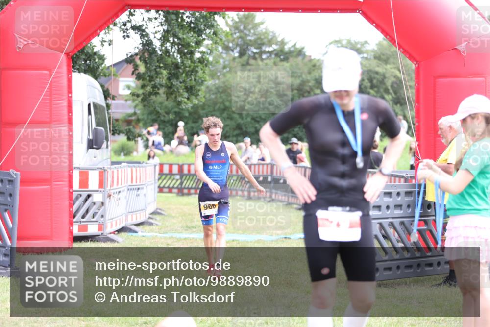 21.06.2026 - 29. Vierlanden-Triathlon Andreas Tolksdorf http://msf.ph/oto/9889890 21.06.2026 12:49:35 Ziel 966, 966 meine-sportfotos.de