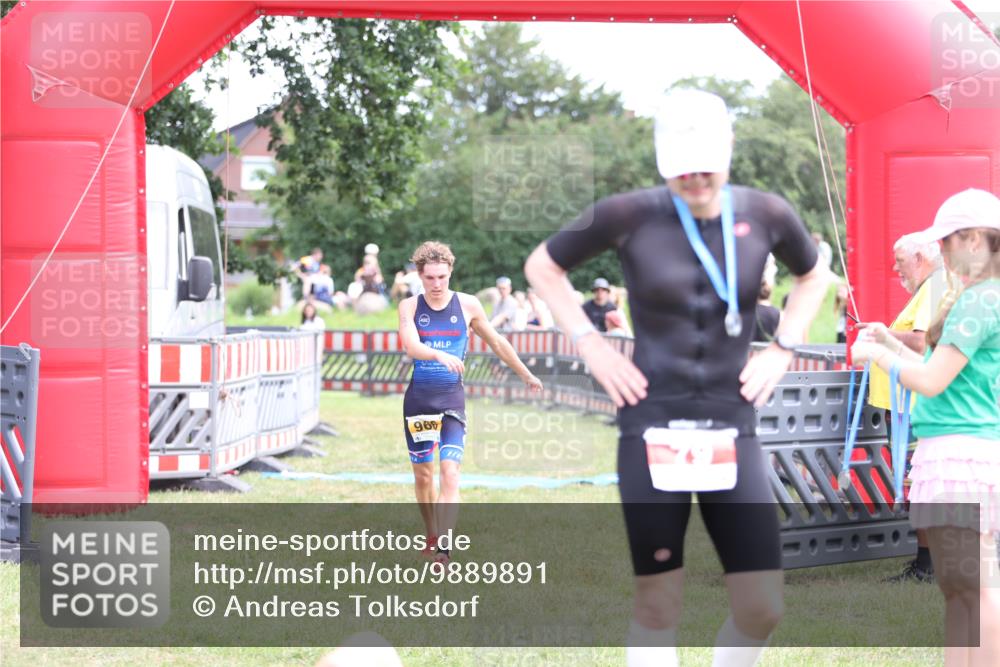 21.06.2026 - 29. Vierlanden-Triathlon Andreas Tolksdorf http://msf.ph/oto/9889891 21.06.2026 12:49:35 Ziel 966, 966 meine-sportfotos.de