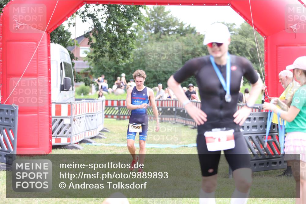 21.06.2026 - 29. Vierlanden-Triathlon Andreas Tolksdorf http://msf.ph/oto/9889893 21.06.2026 12:49:35 Ziel 966, 966 meine-sportfotos.de