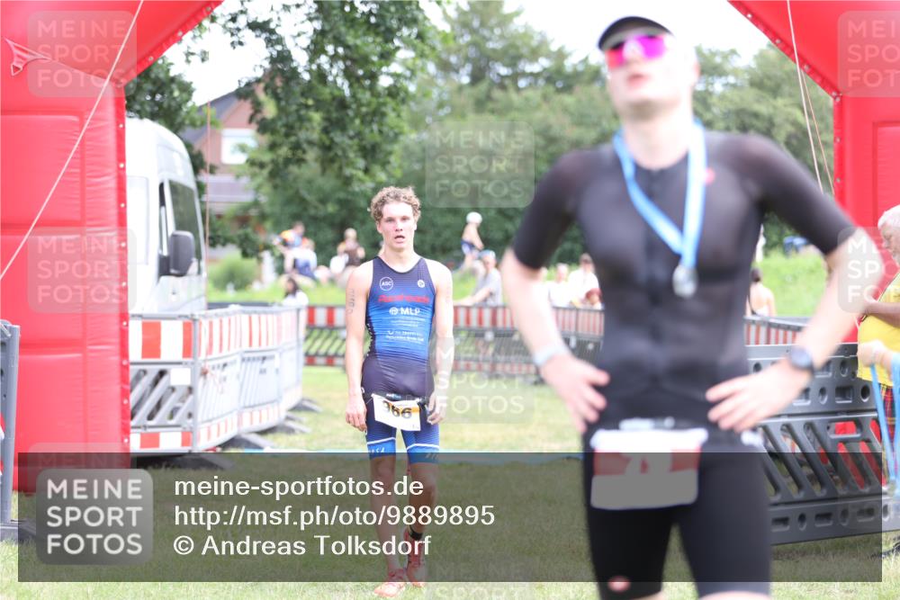 21.06.2026 - 29. Vierlanden-Triathlon Andreas Tolksdorf http://msf.ph/oto/9889895 21.06.2026 12:49:37 Ziel 966, 966 meine-sportfotos.de