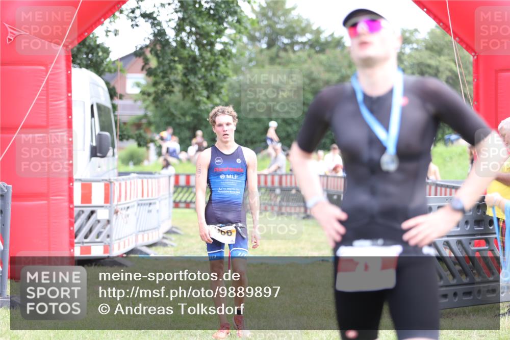 21.06.2026 - 29. Vierlanden-Triathlon Andreas Tolksdorf http://msf.ph/oto/9889897 21.06.2026 12:49:37 Ziel 966, 966 meine-sportfotos.de