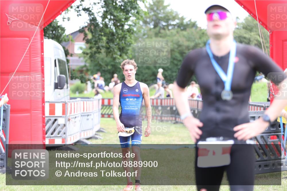 21.06.2026 - 29. Vierlanden-Triathlon Andreas Tolksdorf http://msf.ph/oto/9889900 21.06.2026 12:49:37 Ziel 966, 966 meine-sportfotos.de