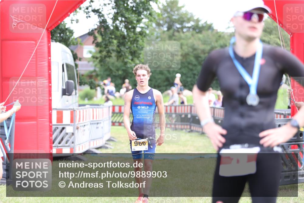 21.06.2026 - 29. Vierlanden-Triathlon Andreas Tolksdorf http://msf.ph/oto/9889903 21.06.2026 12:49:37 Ziel 966, 966 meine-sportfotos.de