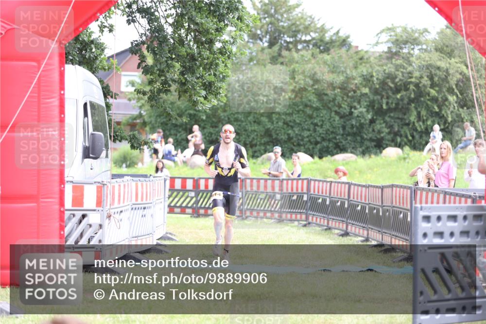 21.06.2026 - 29. Vierlanden-Triathlon Andreas Tolksdorf http://msf.ph/oto/9889906 21.06.2026 12:49:53 Ziel 914, 914 meine-sportfotos.de