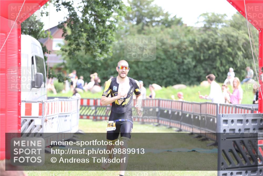 21.06.2026 - 29. Vierlanden-Triathlon Andreas Tolksdorf http://msf.ph/oto/9889913 21.06.2026 12:49:55 Ziel 914, 914 meine-sportfotos.de