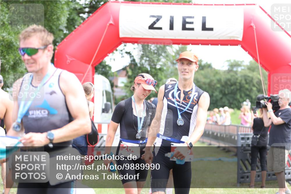 21.06.2026 - 29. Vierlanden-Triathlon Andreas Tolksdorf http://msf.ph/oto/9889990 21.06.2026 12:51:41 Ziel 665, 918, 921, 946, 665, 918, 921, 946 meine-sportfotos.de