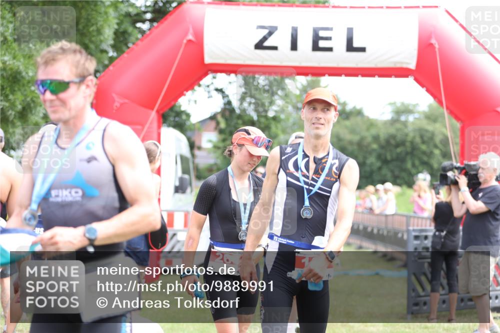 21.06.2026 - 29. Vierlanden-Triathlon Andreas Tolksdorf http://msf.ph/oto/9889991 21.06.2026 12:51:41 Ziel 665, 918, 921, 946, 665, 918, 921, 946 meine-sportfotos.de