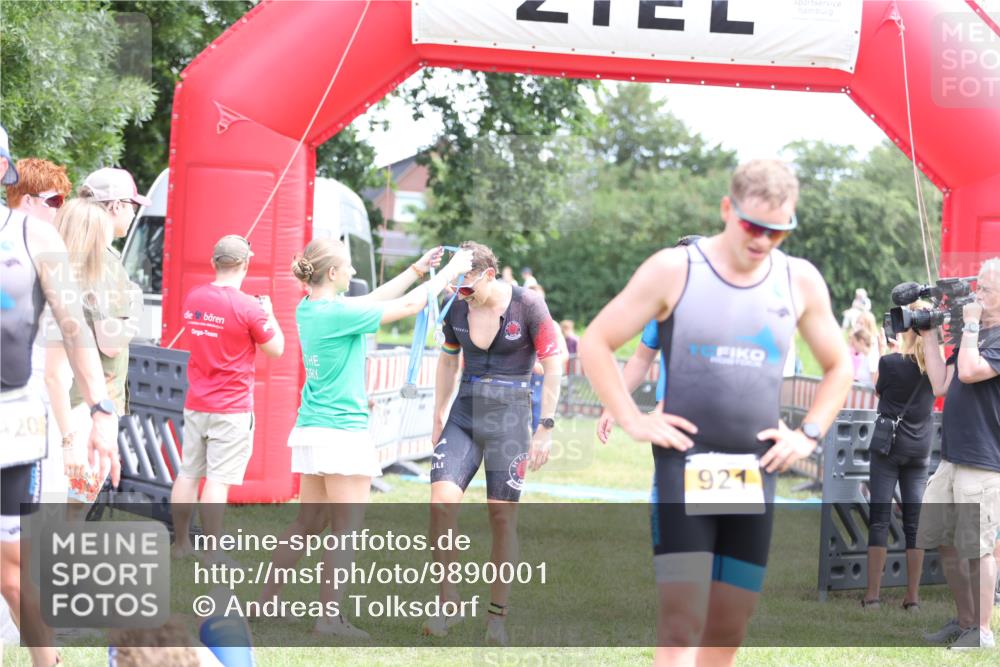 21.06.2026 - 29. Vierlanden-Triathlon Andreas Tolksdorf http://msf.ph/oto/9890001 21.06.2026 12:52:03 Ziel 677, 923, 954, 959, 981, 677, 923, 954, 959, 981 meine-sportfotos.de