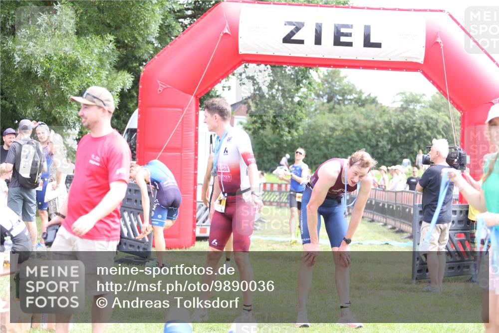 21.06.2026 - 29. Vierlanden-Triathlon Andreas Tolksdorf http://msf.ph/oto/9890036 21.06.2026 12:52:23 Ziel 917, 950, 951, 917, 950, 951 meine-sportfotos.de