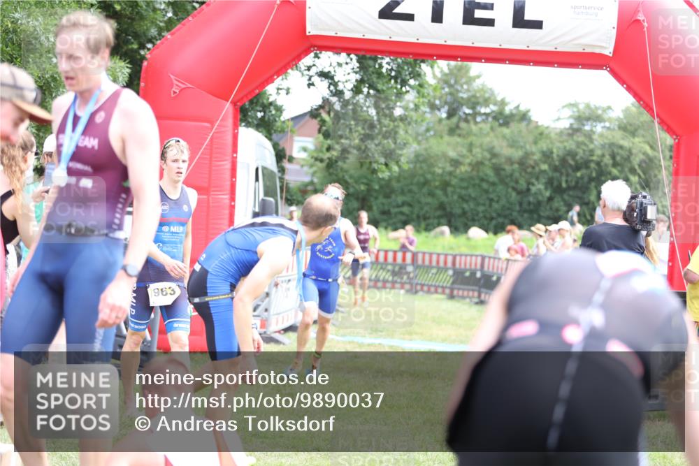 21.06.2026 - 29. Vierlanden-Triathlon Andreas Tolksdorf http://msf.ph/oto/9890037 21.06.2026 12:52:35 Ziel 51, 951, 956, 977, 51, 951, 956, 977 meine-sportfotos.de