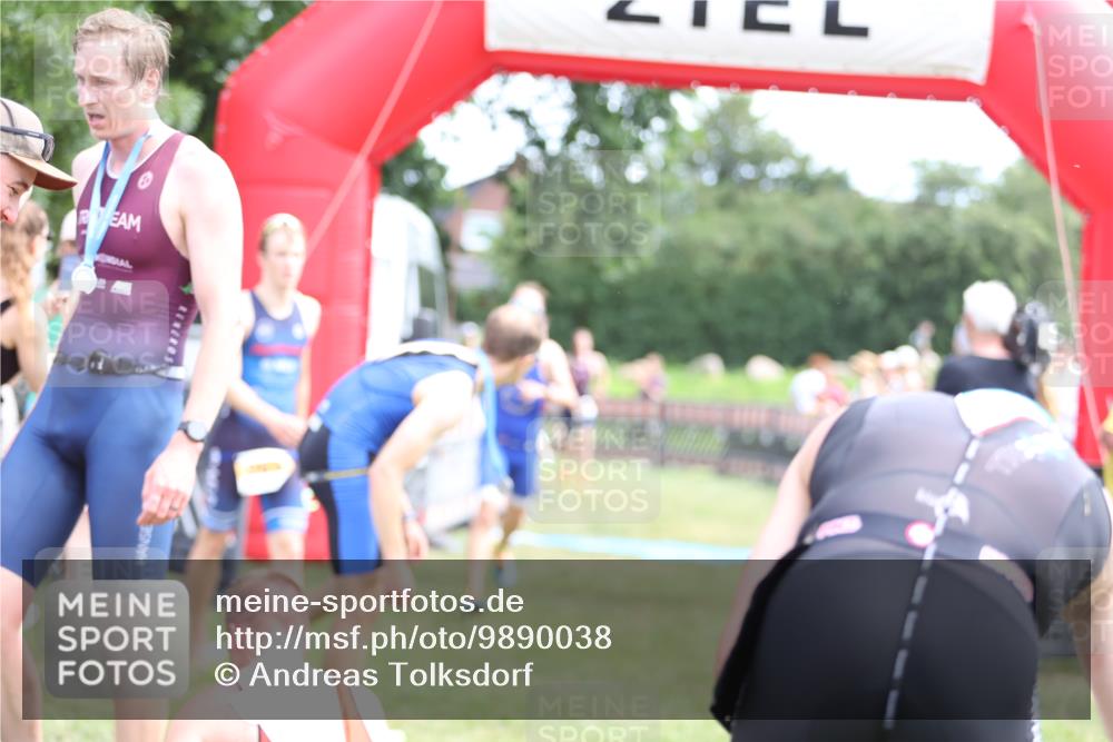 21.06.2026 - 29. Vierlanden-Triathlon Andreas Tolksdorf http://msf.ph/oto/9890038 21.06.2026 12:52:35 Ziel 51, 951, 956, 977, 51, 951, 956, 977 meine-sportfotos.de