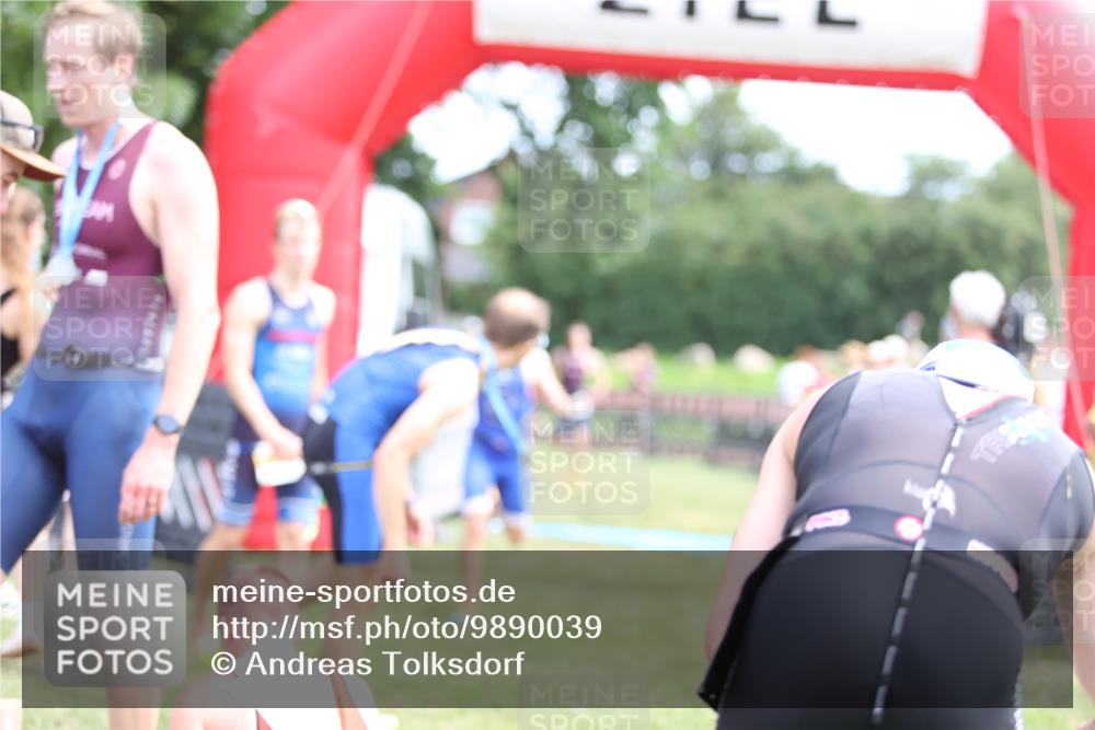 21.06.2026 - 29. Vierlanden-Triathlon Andreas Tolksdorf http://msf.ph/oto/9890039 21.06.2026 12:52:35 Ziel 51, 951, 956, 977, 51, 951, 956, 977 meine-sportfotos.de