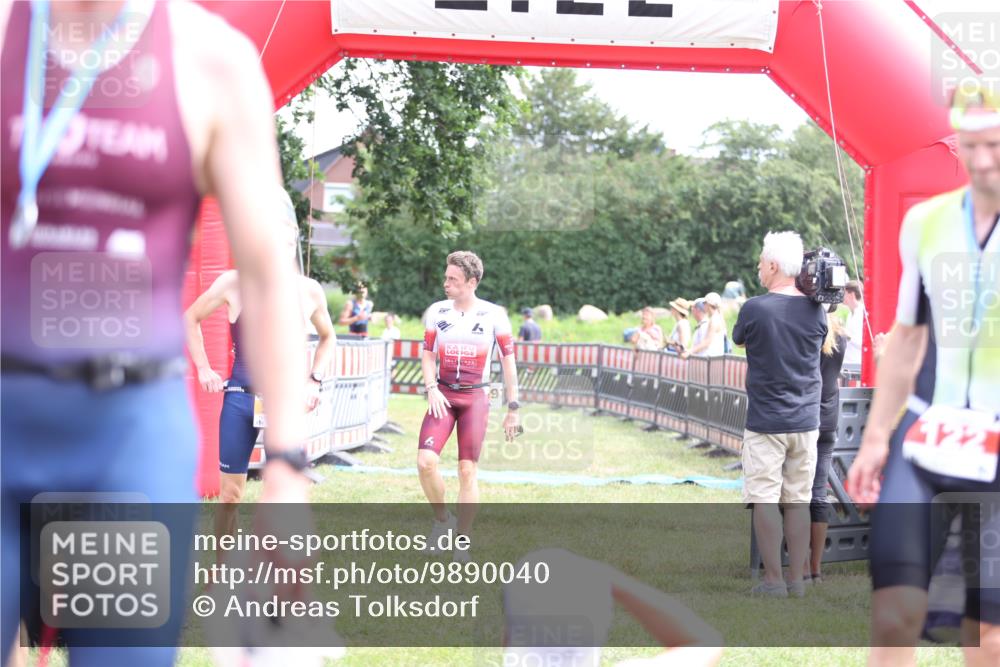 21.06.2026 - 29. Vierlanden-Triathlon Andreas Tolksdorf http://msf.ph/oto/9890040 21.06.2026 12:52:45 Ziel 56, 977, 56, 977 meine-sportfotos.de
