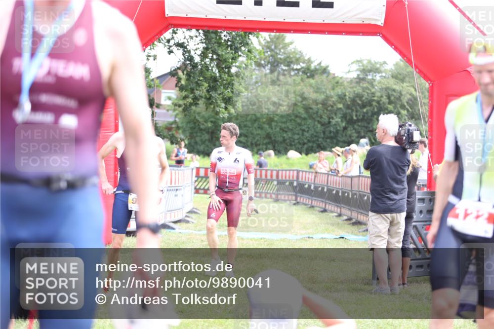 21.06.2026 - 29. Vierlanden-Triathlon Andreas Tolksdorf http://msf.ph/oto/9890041 21.06.2026 12:52:46 Ziel 56, 977, 56, 977 meine-sportfotos.de