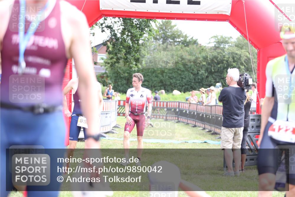 21.06.2026 - 29. Vierlanden-Triathlon Andreas Tolksdorf http://msf.ph/oto/9890042 21.06.2026 12:52:46 Ziel 56, 977, 56, 977 meine-sportfotos.de