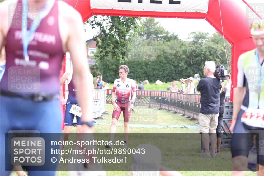 21.06.2026 - 29. Vierlanden-Triathlon Andreas Tolksdorf http://msf.ph/oto/9890043 21.06.2026 12:52:46 Ziel 56, 977, 56, 977 meine-sportfotos.de