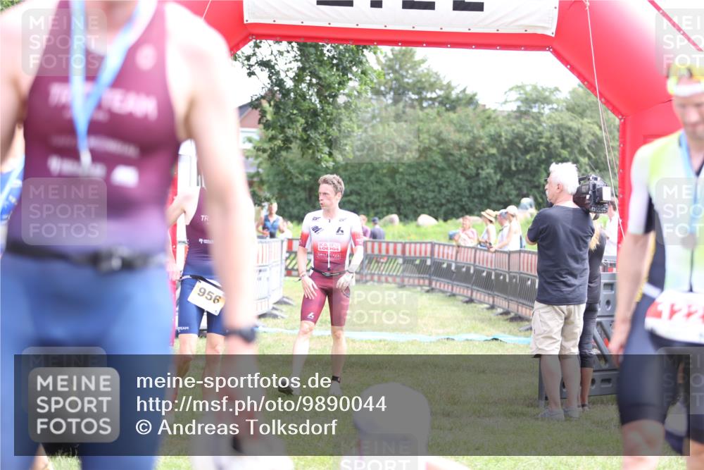 21.06.2026 - 29. Vierlanden-Triathlon Andreas Tolksdorf http://msf.ph/oto/9890044 21.06.2026 12:52:46 Ziel 56, 977, 56, 977 meine-sportfotos.de