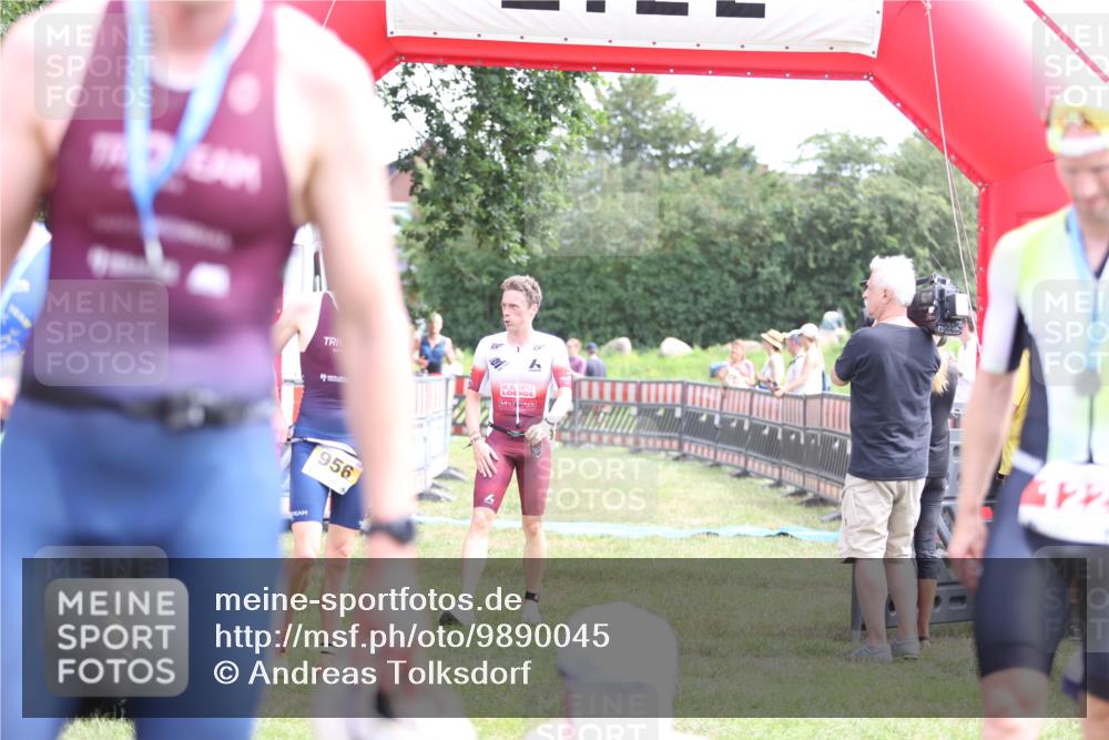 21.06.2026 - 29. Vierlanden-Triathlon Andreas Tolksdorf http://msf.ph/oto/9890045 21.06.2026 12:52:46 Ziel 56, 977, 56, 977 meine-sportfotos.de