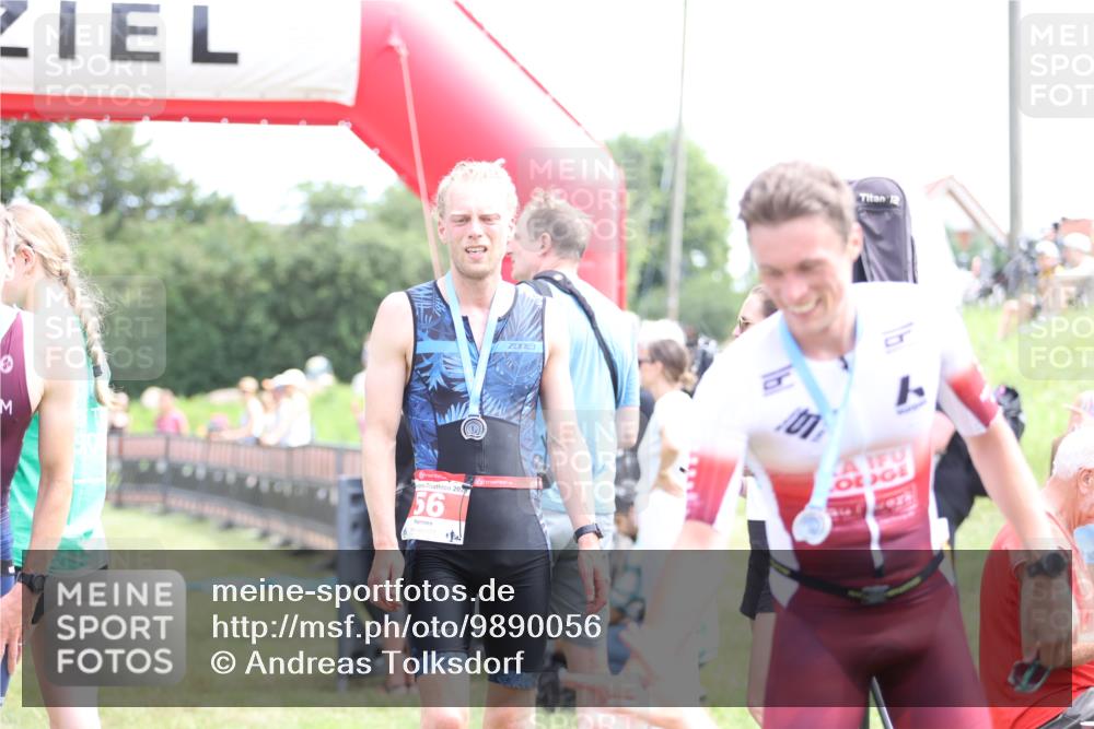 21.06.2026 - 29. Vierlanden-Triathlon Andreas Tolksdorf http://msf.ph/oto/9890056 21.06.2026 12:53:07 Ziel 944, 962, 944, 962 meine-sportfotos.de