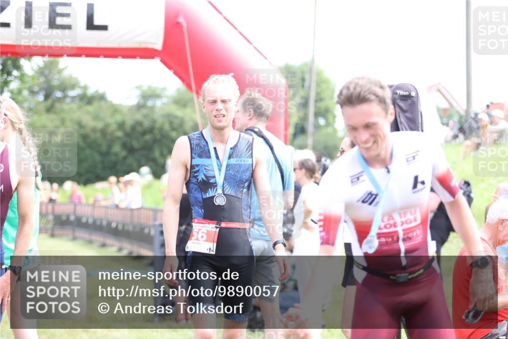21.06.2026 - 29. Vierlanden-Triathlon Andreas Tolksdorf http://msf.ph/oto/9890057 21.06.2026 12:53:07 Ziel 944, 962, 944, 962 meine-sportfotos.de